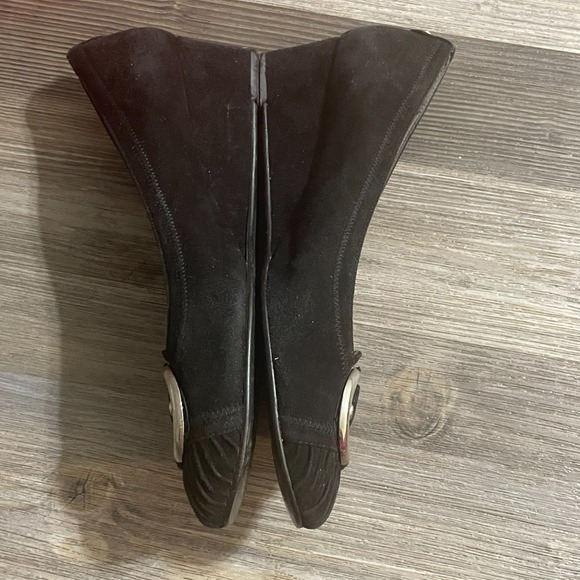 STUART‎ WEITZMAN Womens Sz 7.5M Black Suede Wedge Heel Shoes Silver Buckle - Picture 6 of 15